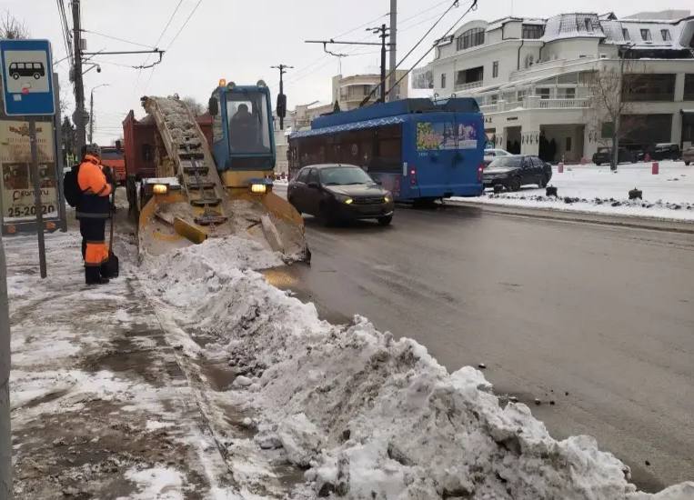 Сегодня в вывозе снега задействовано три звена Сегодня в вывозе снега задействовано три звена