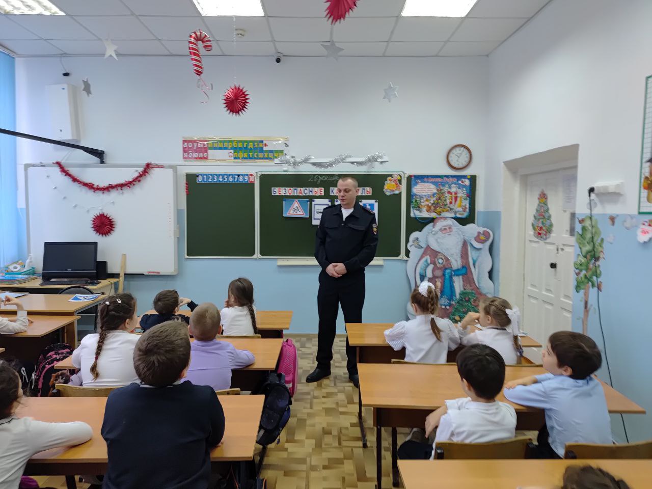 Сотрудники балашовской Госавтоинспекции продолжают обучать детей дорожной грамотности Сотрудники балашовской Госавтоинспекции продолжают обучать детей дорожной грамотности