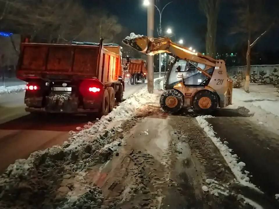 Снег и наледь в городах области убирают в режиме нон-стоп Снег и наледь в городах области убирают в режиме нон-стоп