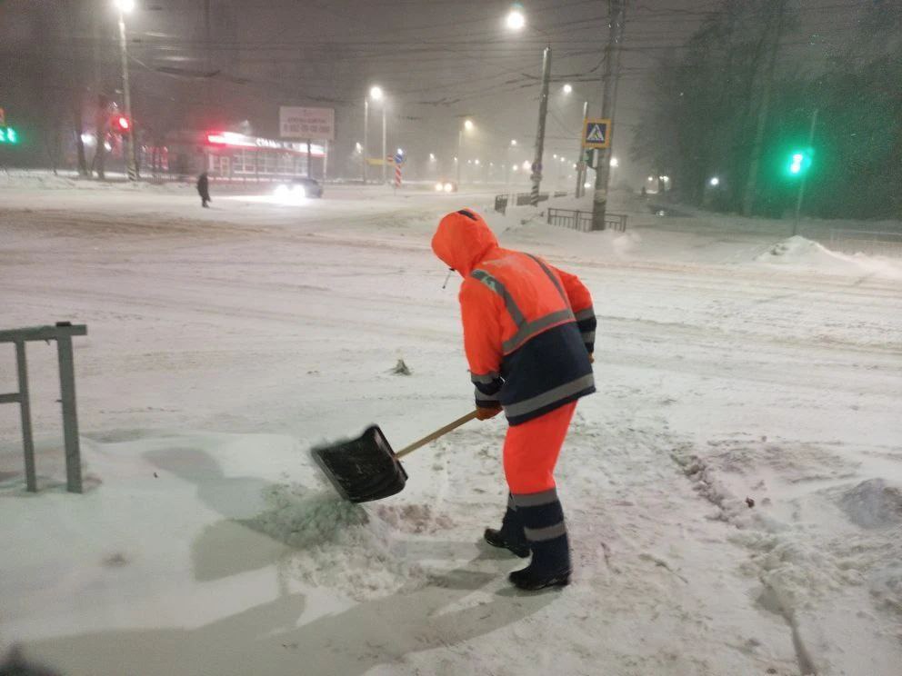 В настоящее время в Балаково и районе продолжаются работы по уборке снега