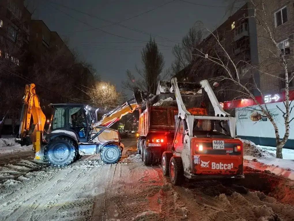 Продолжаются мероприятия по уборке города от снега и наледи Продолжаются мероприятия по уборке города от снега и наледи