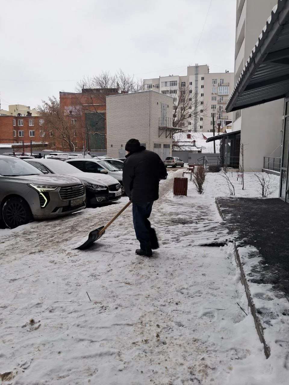 Коммунальщики работают в усиленном режиме, проводят расчистку и обработку противогололедными материалами Коммунальщики работают в усиленном режиме, проводят расчистку и обработку противогололедными материалами