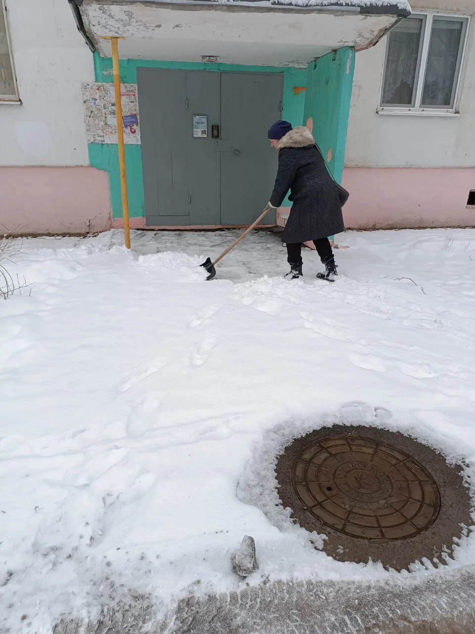 Коммунальщики работают в усиленном режиме, проводят расчистку и обработку противогололедными материалами Коммунальщики работают в усиленном режиме, проводят расчистку и обработку противогололедными материалами