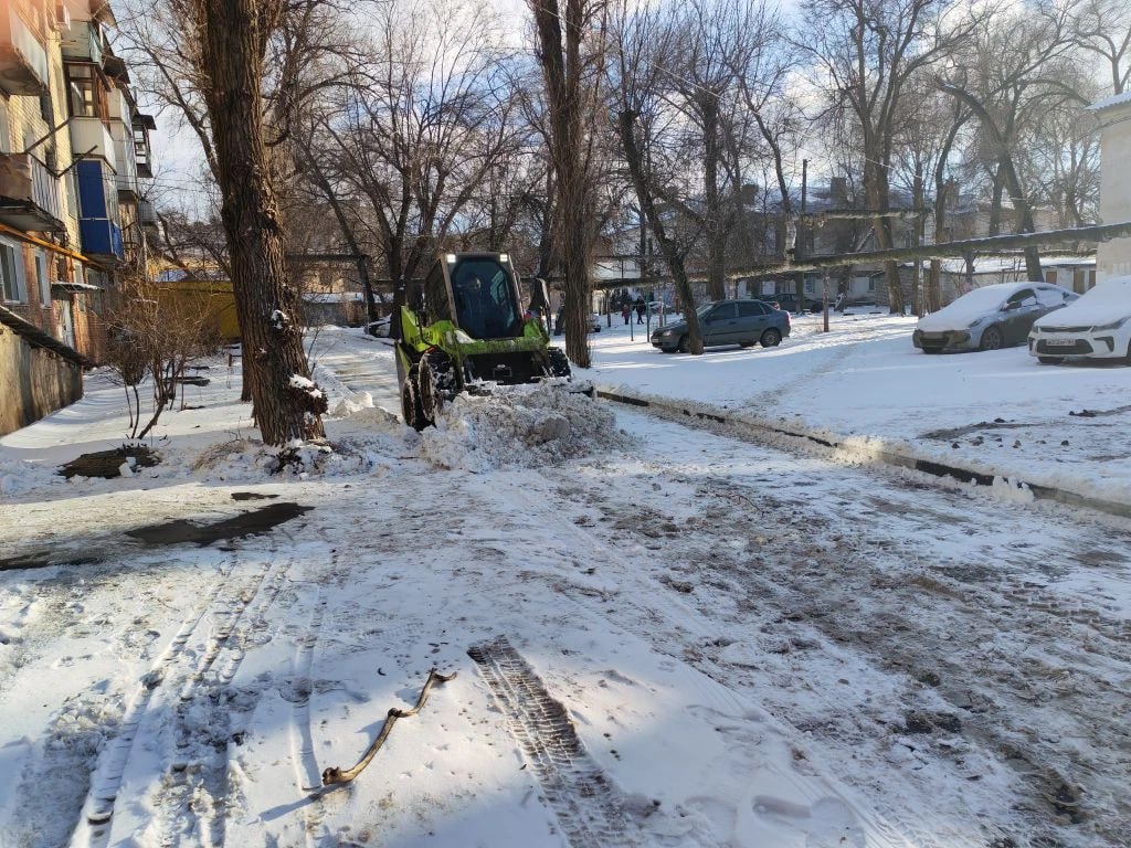 Коммунальщики работают в усиленном режиме, проводят расчистку и обработку противогололедными материалами Коммунальщики работают в усиленном режиме, проводят расчистку и обработку противогололедными материалами