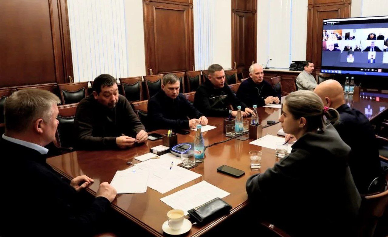 Провел оперативный штаб по ситуации с уборкой города Провел оперативный штаб по ситуации с уборкой города