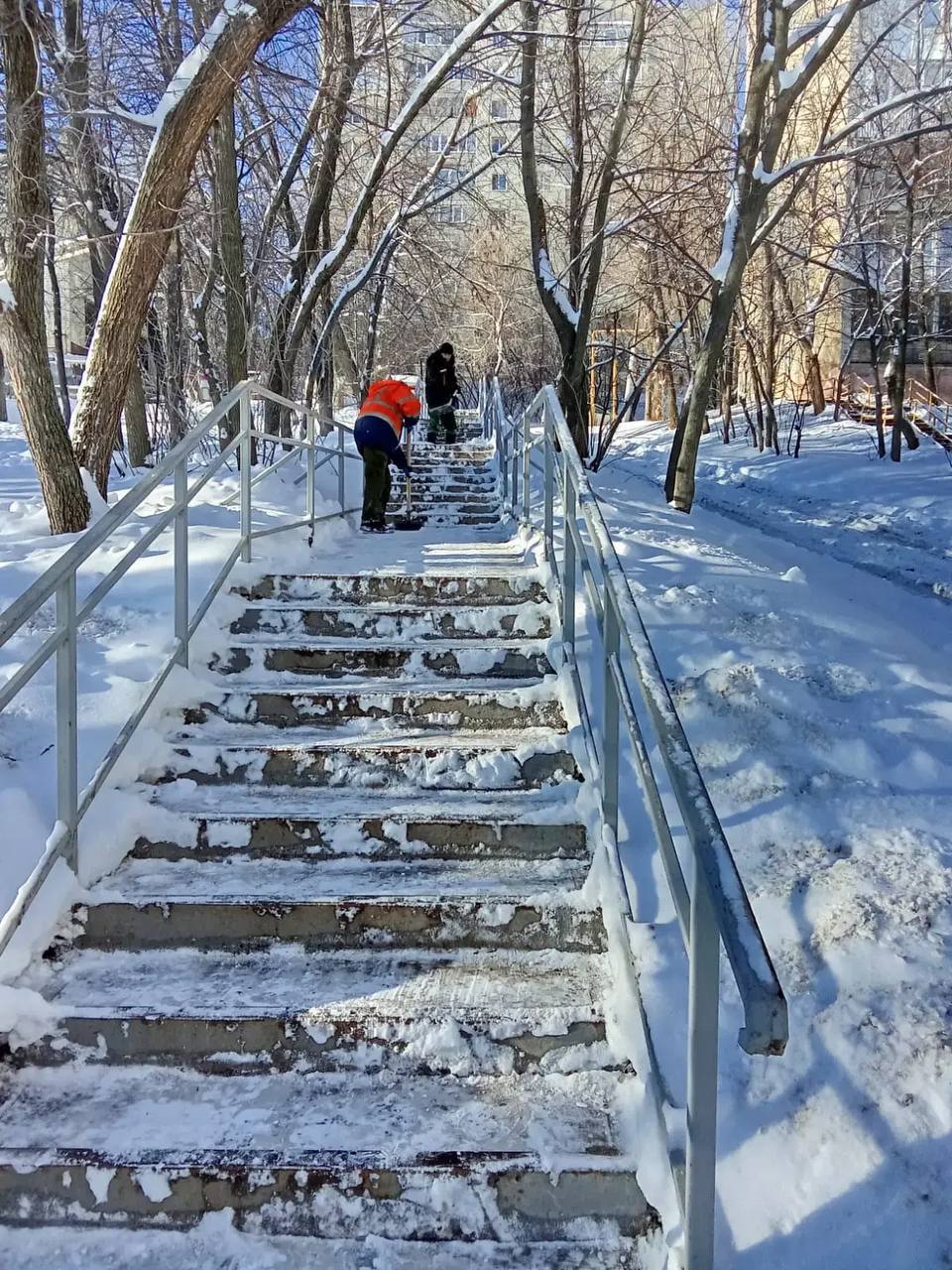 Около 400 единиц техники коммунальных предприятий, дорожных служб и управляющих компаний и более 2895 сотрудников по благоустройству устраняют сейчас последствия непогоды