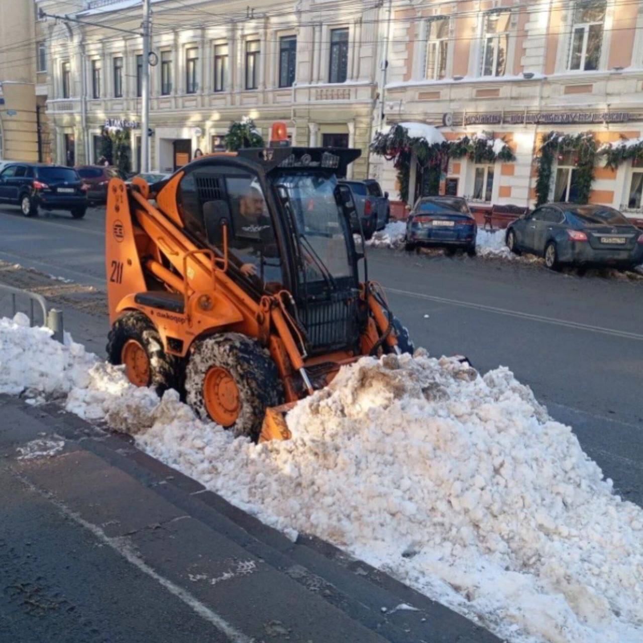 Около 400 единиц техники коммунальных предприятий, дорожных служб и управляющих компаний и более 2895 сотрудников по благоустройству устраняют сейчас последствия непогоды Около 400 единиц техники коммунальных предприятий, дорожных служб и управляющих компаний и более 2895 сотрудников по благоустройству устраняют сейчас последствия непогоды