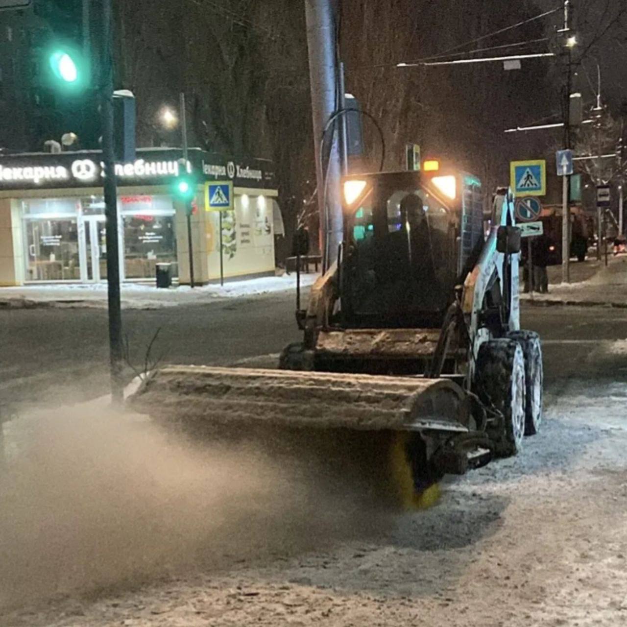 Продолжаются мероприятия по уборке города от снега и наледи Продолжаются мероприятия по уборке города от снега и наледи