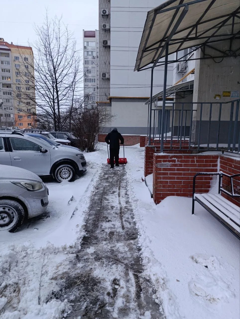 Коммунальщики работают в усиленном режиме, проводят расчистку и обработку противогололедными материалами Коммунальщики работают в усиленном режиме, проводят расчистку и обработку противогололедными материалами