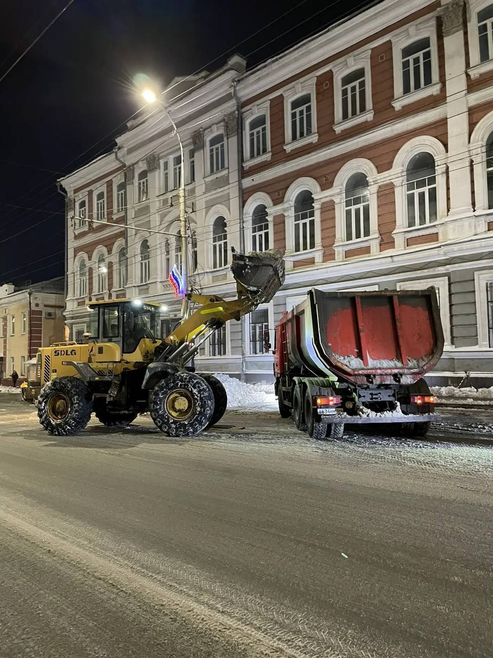 Продолжаются мероприятия по уборке города от снега и наледи Продолжаются мероприятия по уборке города от снега и наледи