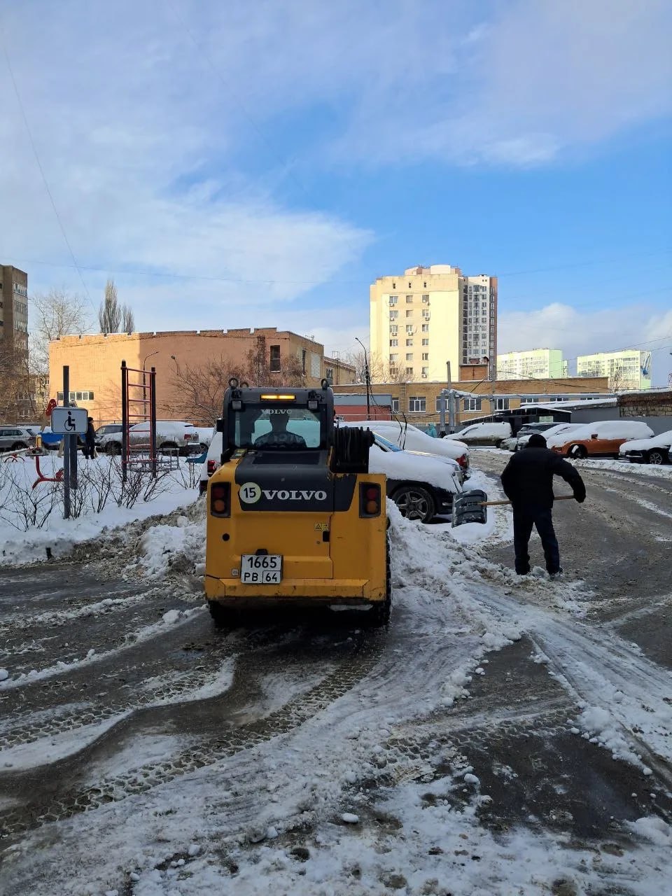 Коммунальщики работают в усиленном режиме, проводят расчистку и обработку противогололедными материалами Коммунальщики работают в усиленном режиме, проводят расчистку и обработку противогололедными материалами