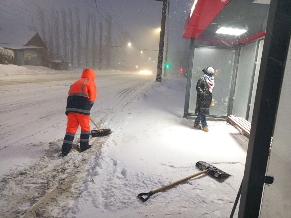 В настоящее время в Балаково и районе продолжаются работы по уборке снега В настоящее время в Балаково и районе продолжаются работы по уборке снега