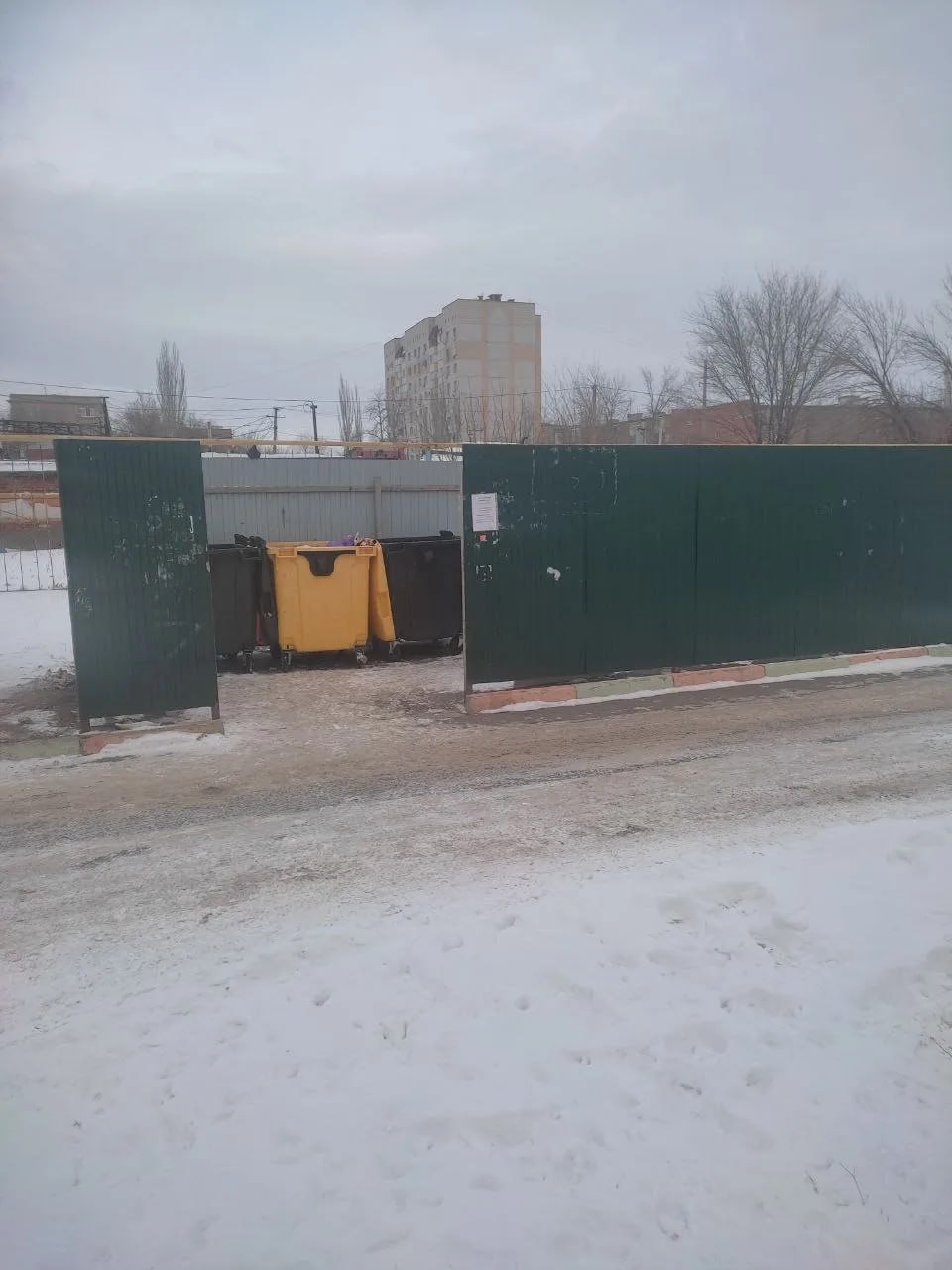 Коммунальщики работают в усиленном режиме, проводят расчистку и обработку противогололедными материалами Коммунальщики работают в усиленном режиме, проводят расчистку и обработку противогололедными материалами