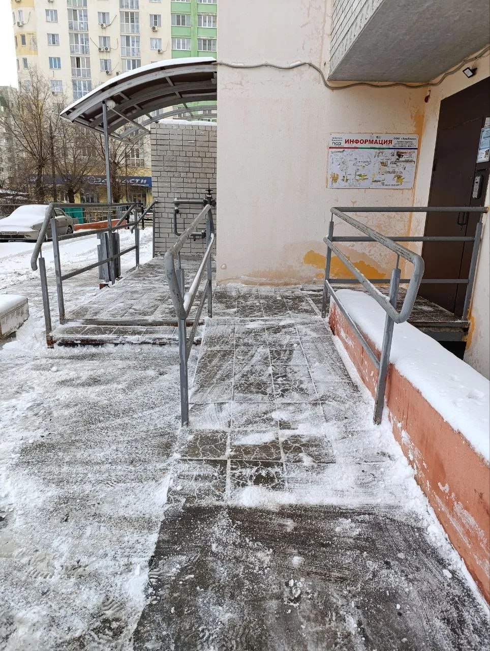 Коммунальщики работают в усиленном режиме, проводят расчистку и обработку противогололедными материалами Коммунальщики работают в усиленном режиме, проводят расчистку и обработку противогололедными материалами