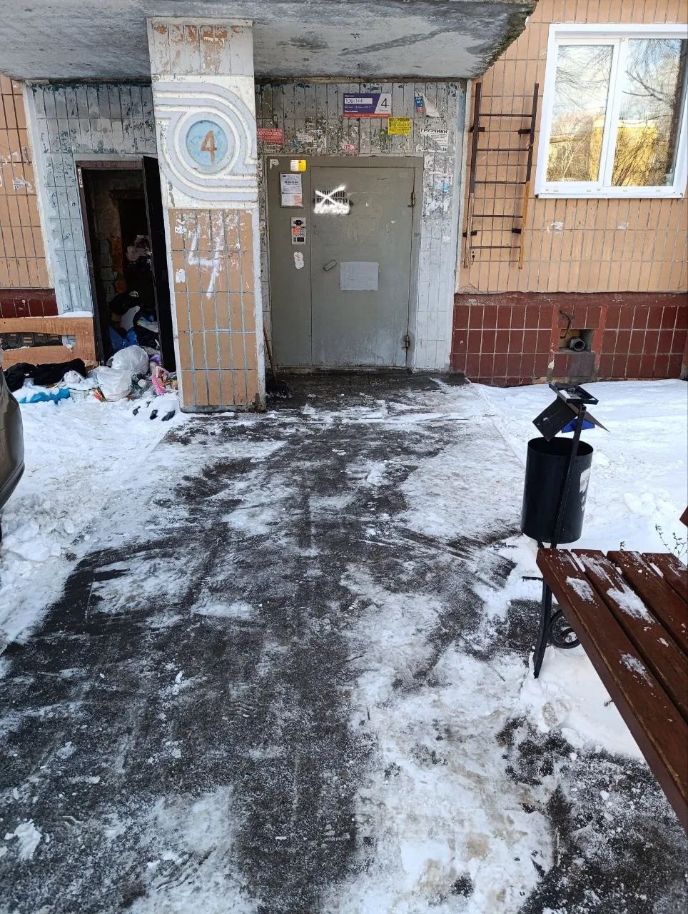 Коммунальщики работают в усиленном режиме, проводят расчистку и обработку противогололедными материалами Коммунальщики работают в усиленном режиме, проводят расчистку и обработку противогололедными материалами