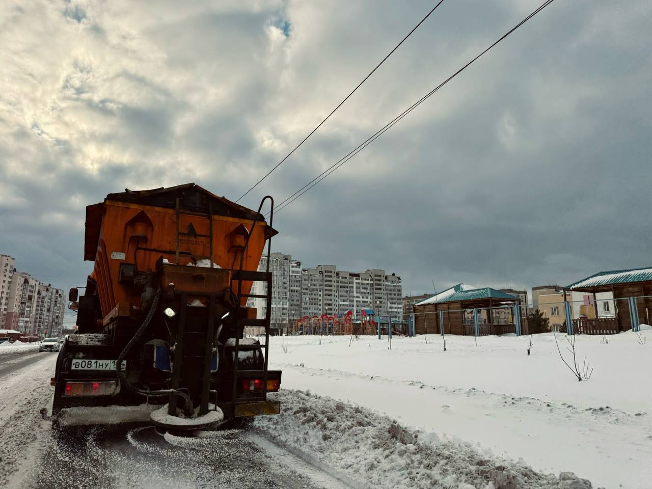 Около 400 единиц техники коммунальных предприятий, дорожных служб и управляющих компаний и более 2895 сотрудников по благоустройству устраняют сейчас последствия непогоды Около 400 единиц техники коммунальных предприятий, дорожных служб и управляющих компаний и более 2895 сотрудников по благоустройству устраняют сейчас последствия непогоды