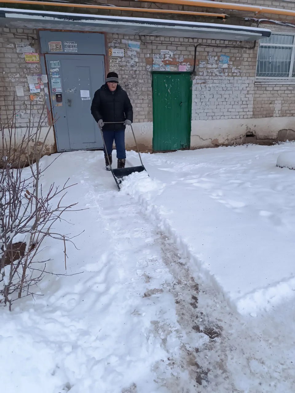 Коммунальщики работают в усиленном режиме, проводят расчистку и обработку противогололедными материалами Коммунальщики работают в усиленном режиме, проводят расчистку и обработку противогололедными материалами