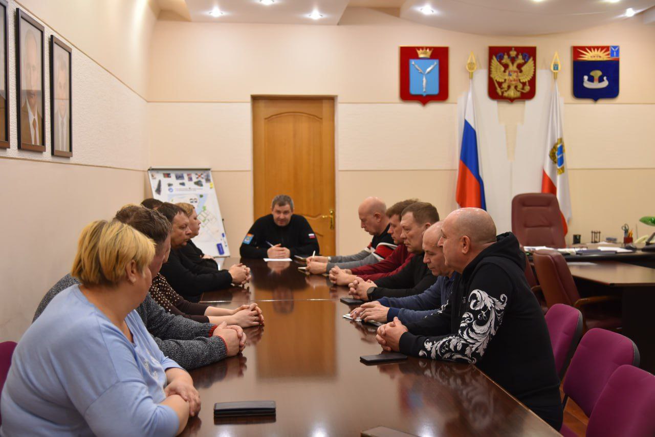 Сегодня вечером провели совещание с управляющими организациями Сегодня вечером провели совещание с управляющими организациями