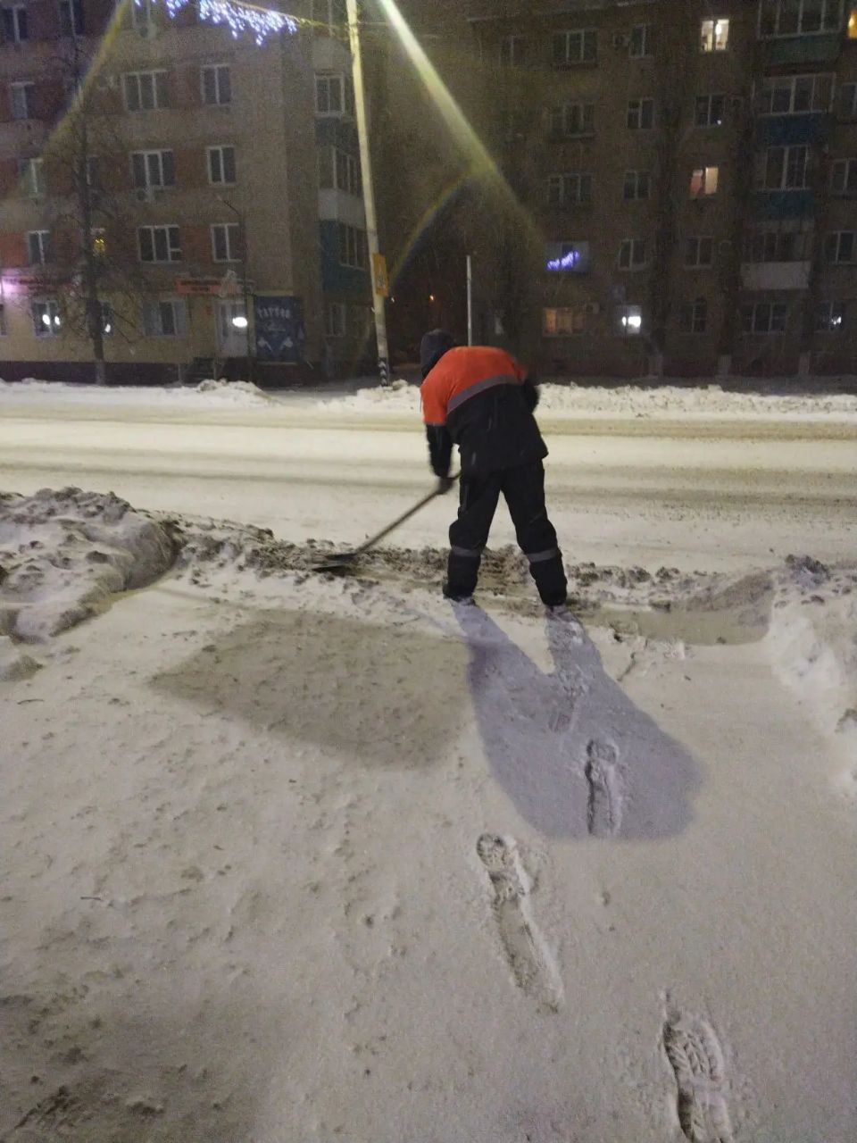 В настоящее время в Балаково и районе продолжаются работы по уборке снега В настоящее время в Балаково и районе продолжаются работы по уборке снега
