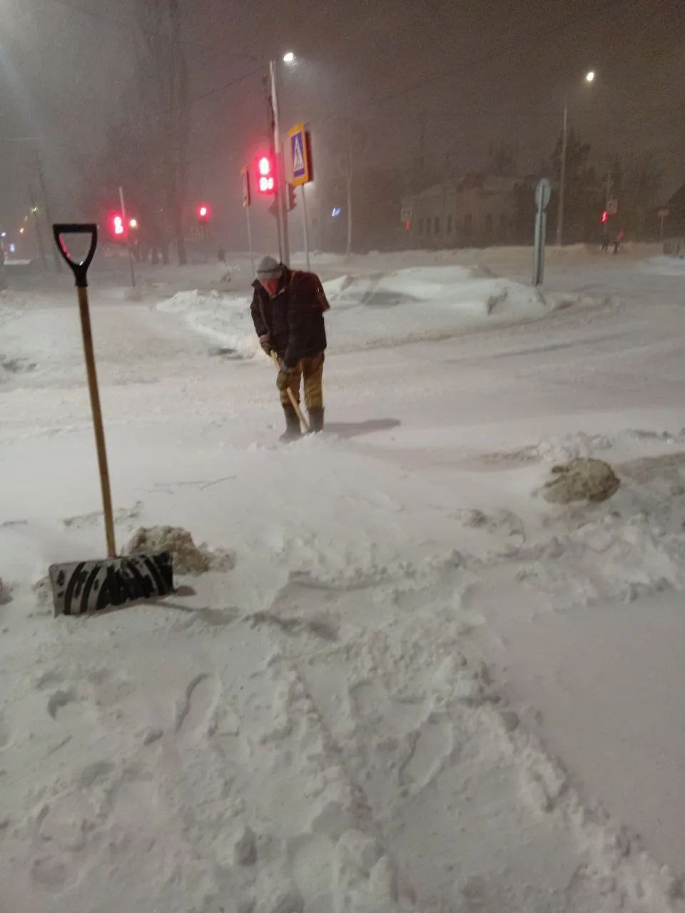 В настоящее время в Балаково и районе продолжаются работы по уборке снега В настоящее время в Балаково и районе продолжаются работы по уборке снега