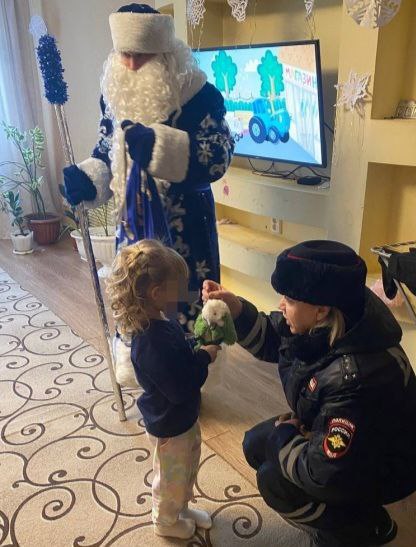 В Пугачевском районе #ПолицейскийДедМороз навестил семьи, требующие особого внимания