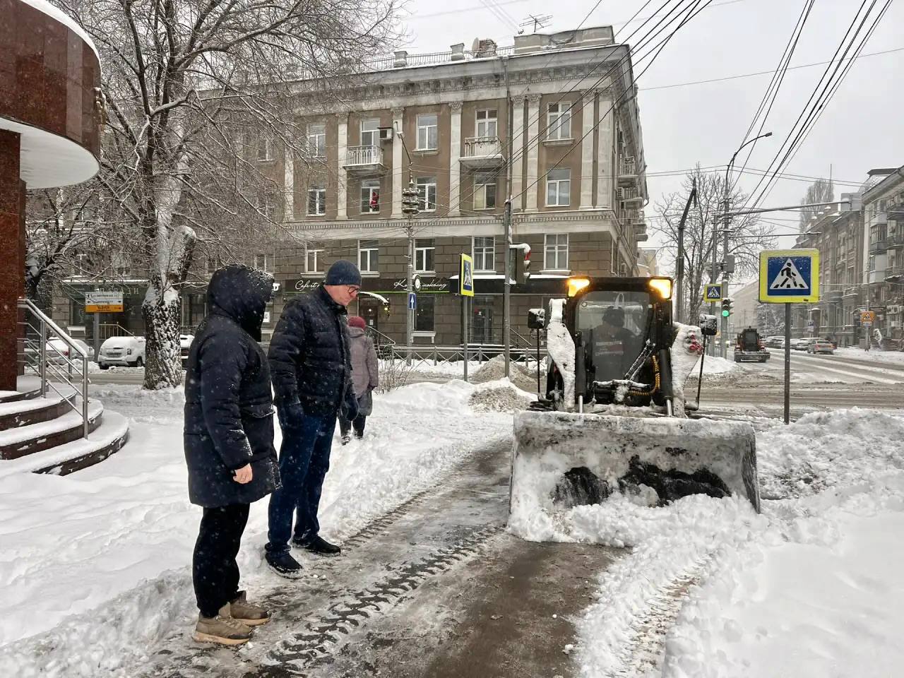 По поручению главы города Михаила Исаева продолжается выездной контроль должностных лиц по уборке снега и наледи По поручению главы города Михаила Исаева продолжается выездной контроль должностных лиц по уборке снега и наледи