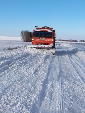 Снегопад отступает, дорожники по-прежнему в строю