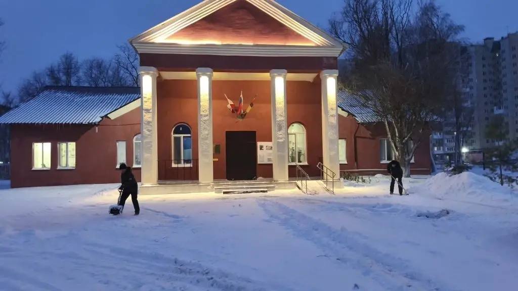 Территории у объектов социальной сферы расчищают от снега и наледи Территории у объектов социальной сферы расчищают от снега и наледи