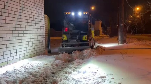 Работы по уборке снега в городе продолжаются