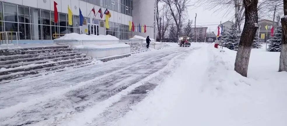 Территории у объектов социальной сферы расчищают от снега и наледи Территории у объектов социальной сферы расчищают от снега и наледи