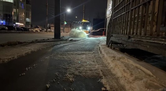Особое внимание в работе при уборке снега уделяем тротуарной сети города