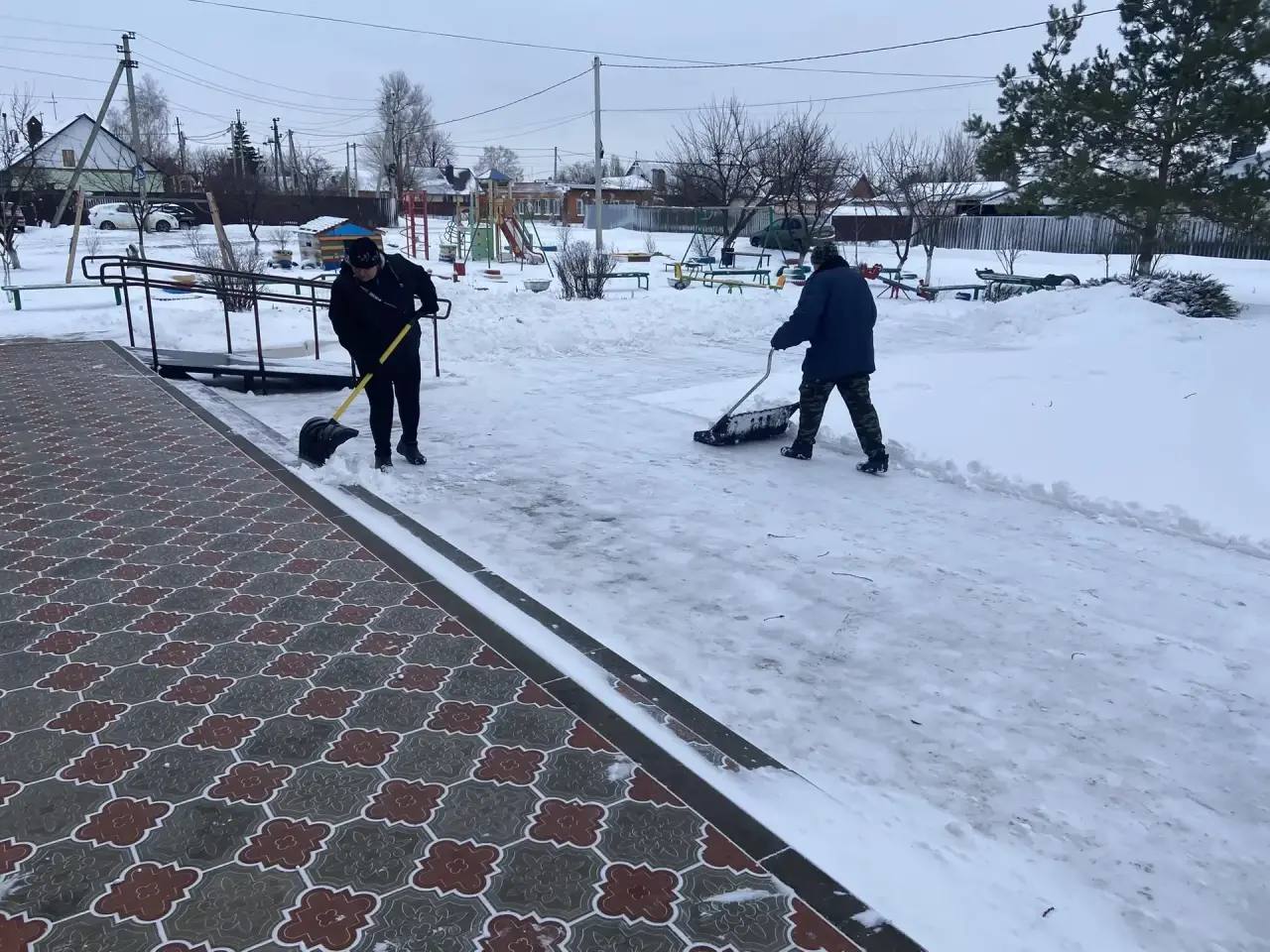 Территории у объектов социальной сферы расчищают от снега и наледи Территории у объектов социальной сферы расчищают от снега и наледи