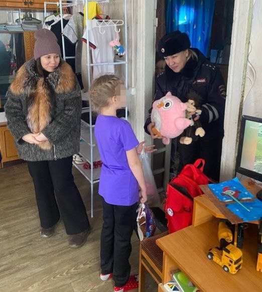 В Пугачевском районе #ПолицейскийДедМороз навестил семьи, требующие особого внимания В Пугачевском районе #ПолицейскийДедМороз навестил семьи, требующие особого внимания