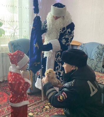 В Пугачевском районе #ПолицейскийДедМороз навестил семьи, требующие особого внимания В Пугачевском районе #ПолицейскийДедМороз навестил семьи, требующие особого внимания