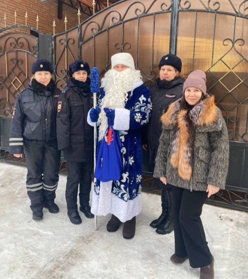 В Пугачевском районе #ПолицейскийДедМороз навестил семьи, требующие особого внимания В Пугачевском районе #ПолицейскийДедМороз навестил семьи, требующие особого внимания