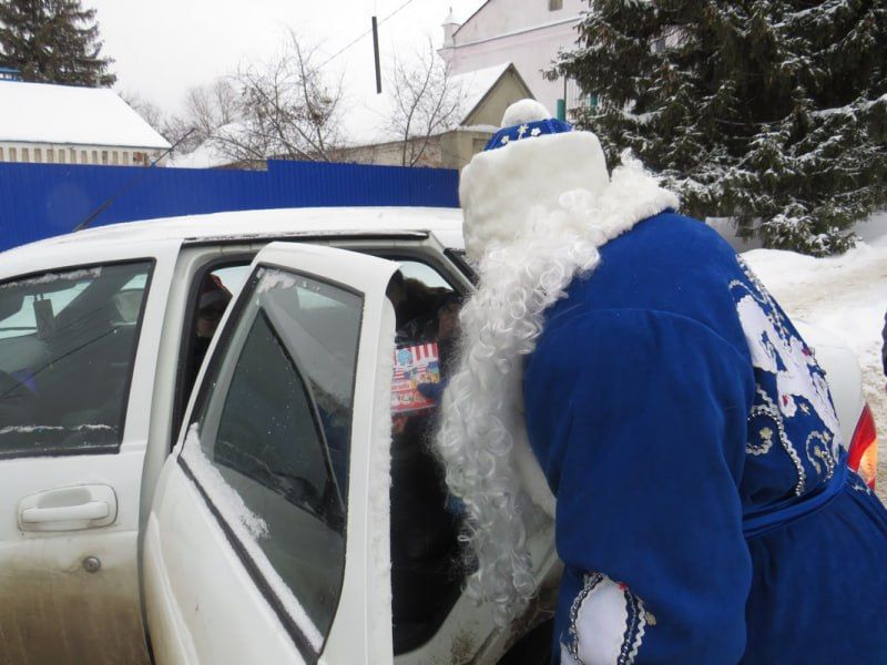 В Базарно-Карабулакском районе сотрудники Госавтоинспекции провели профилактическое мероприятие в рамках традиционной акции #ПолицейскийДедМороз