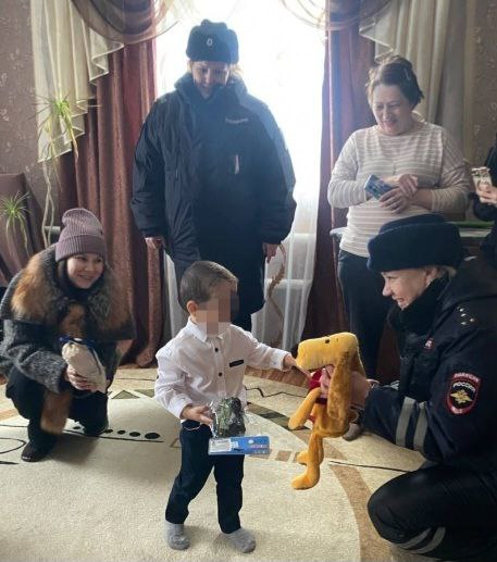 В Пугачевском районе #ПолицейскийДедМороз навестил семьи, требующие особого внимания В Пугачевском районе #ПолицейскийДедМороз навестил семьи, требующие особого внимания