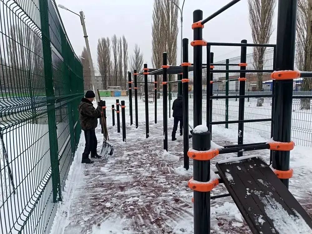 Территории у объектов социальной сферы расчищают от снега и наледи Территории у объектов социальной сферы расчищают от снега и наледи