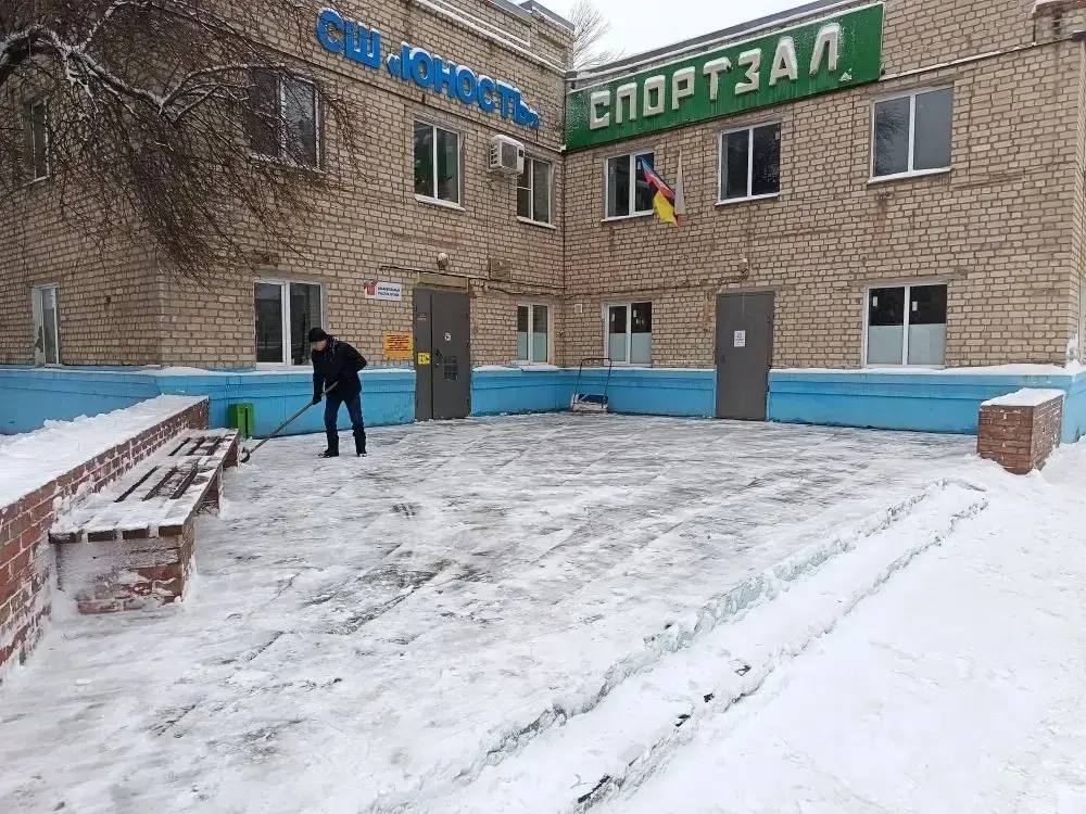 Территории у объектов социальной сферы расчищают от снега и наледи Территории у объектов социальной сферы расчищают от снега и наледи
