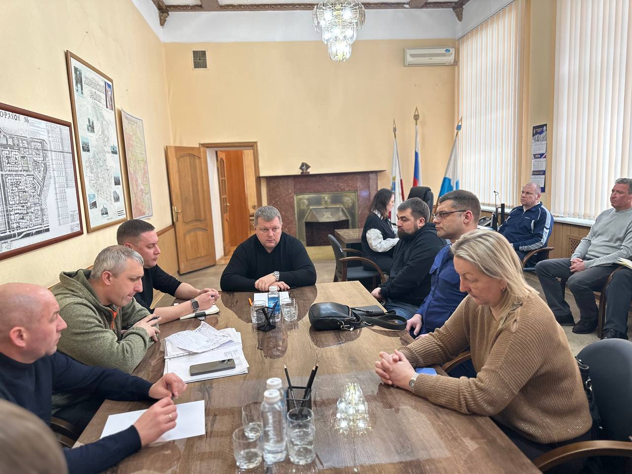 По поручению главы города Михаила Исаева провел штаб совместно с представителями управляющих организаций по ликвидации последствий снегопада