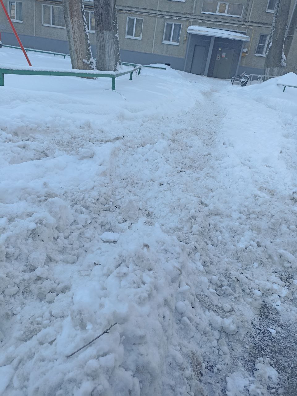 Депутаты проводят мониторинг уборки снега на придомовых территориях Депутаты проводят мониторинг уборки снега на придомовых территориях