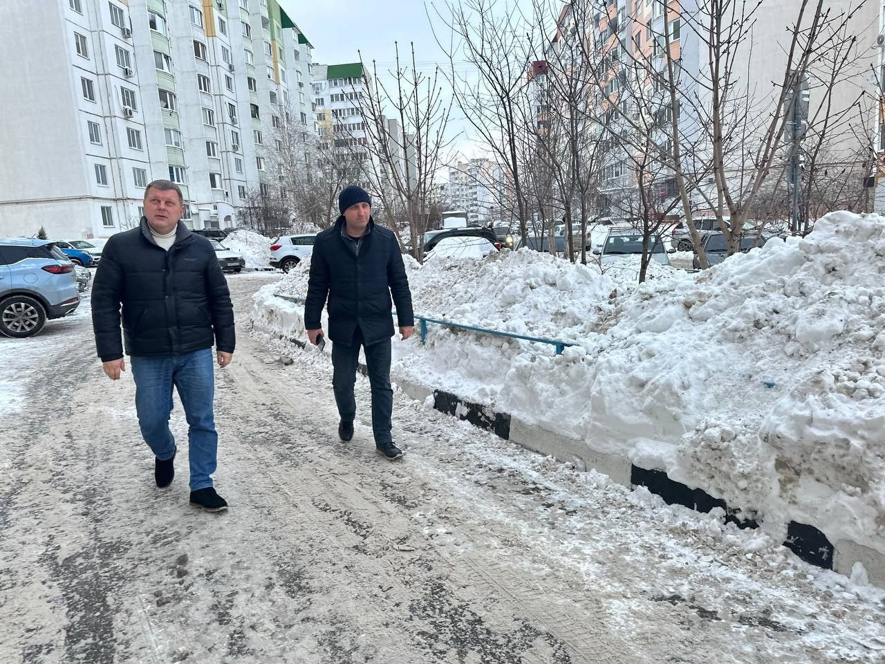 По поручению главы города Михаила Исаева главами районов и руководителями служб по благоустройству ведется контроль за ходом работ по очистке и уборке территорий от снега По поручению главы города Михаила Исаева главами районов и руководителями служб по благоустройству ведется контроль за ходом работ по очистке и уборке территорий от снега