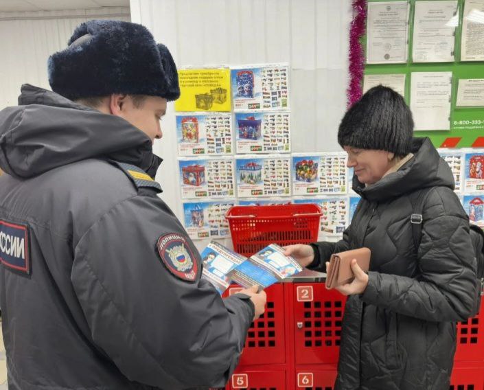 В Саратовской области полицейские продолжают информировать граждан о видах мошенничества В Саратовской области полицейские продолжают информировать граждан о видах мошенничества