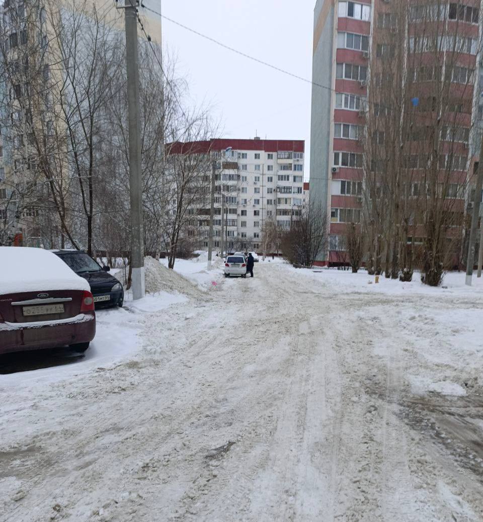 Управляющие компании и ТСЖ убирают снег во дворах Управляющие компании и ТСЖ убирают снег во дворах