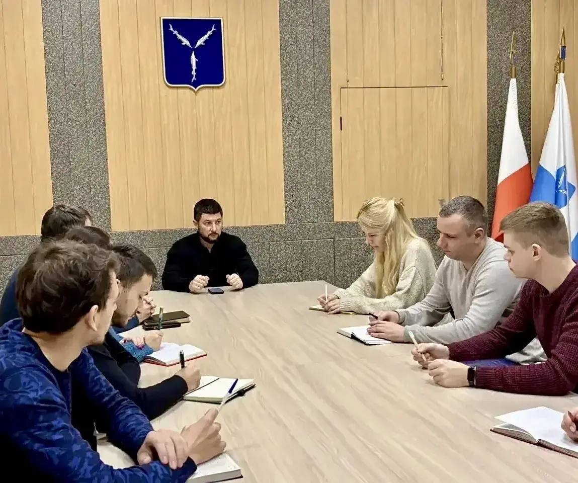 Провел оперативный штаб по вопросу контроля за устранением правообладателями объектов последствий непогоды на прилегающих территориях