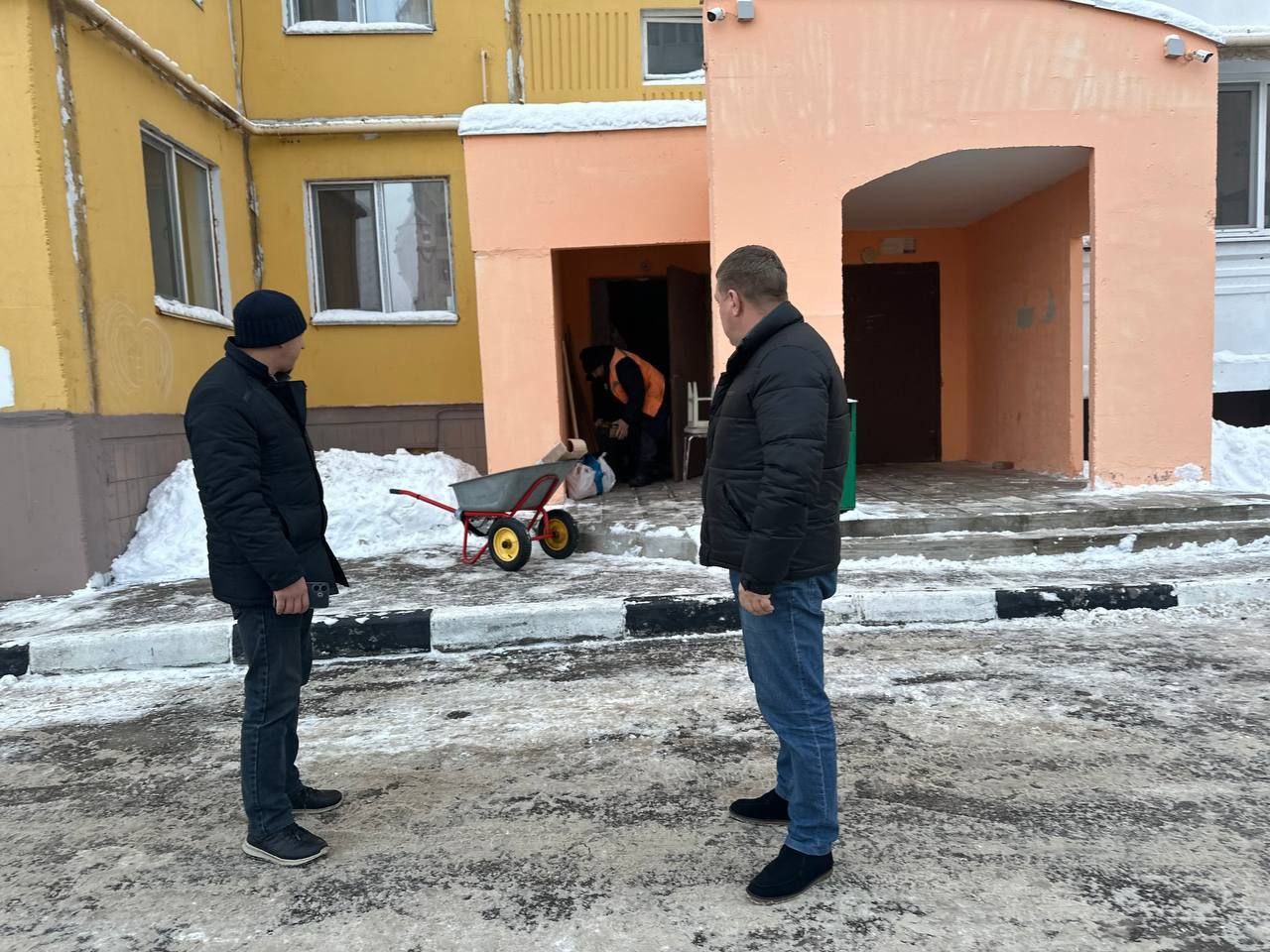 По поручению главы города Михаила Исаева главами районов и руководителями служб по благоустройству ведется контроль за ходом работ по очистке и уборке территорий от снега По поручению главы города Михаила Исаева главами районов и руководителями служб по благоустройству ведется контроль за ходом работ по очистке и уборке территорий от снега