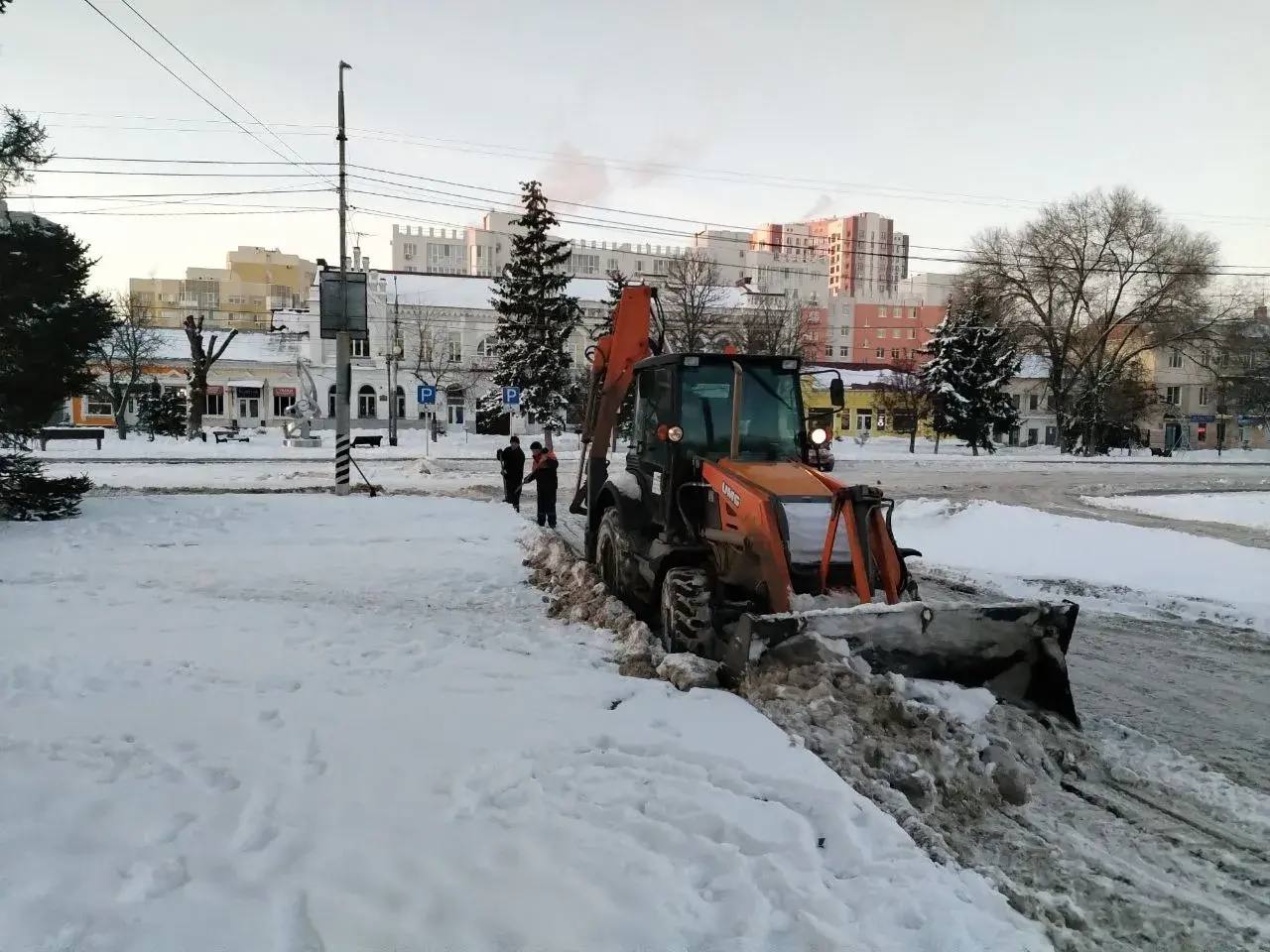 Работы по уборке и вывозу снежных масс с улиц города ведутся в круглосуточном режиме