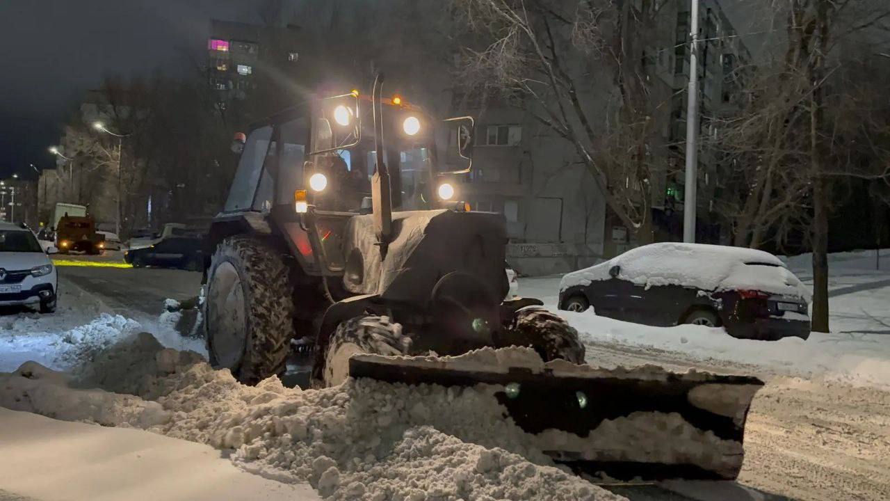 В течение ночи городские коммунальные службы вели уборку снега и наледи на улично-дорожной сети В течение ночи городские коммунальные службы вели уборку снега и наледи на улично-дорожной сети