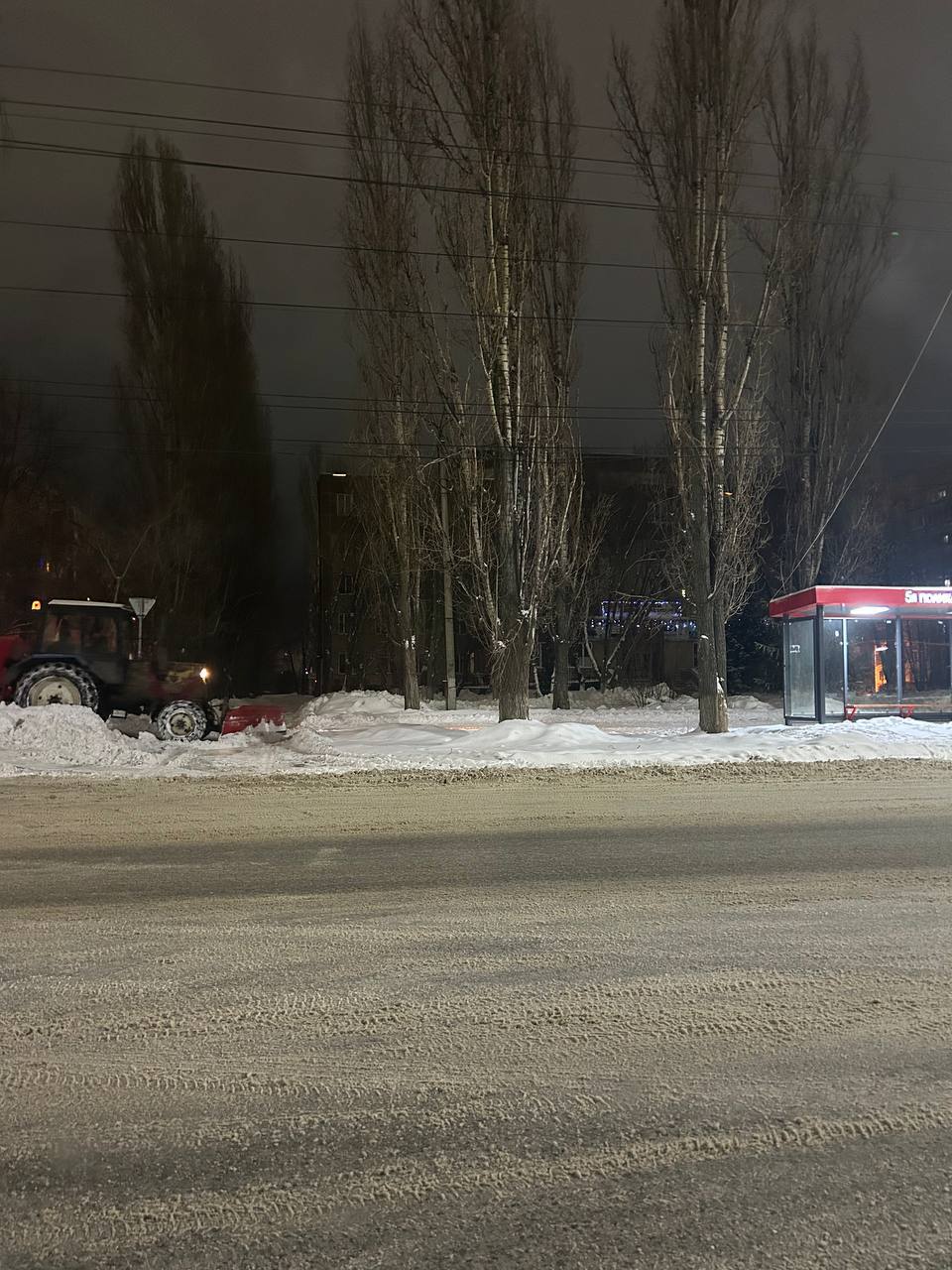 В Балаково продолжается уборка дорог от снега