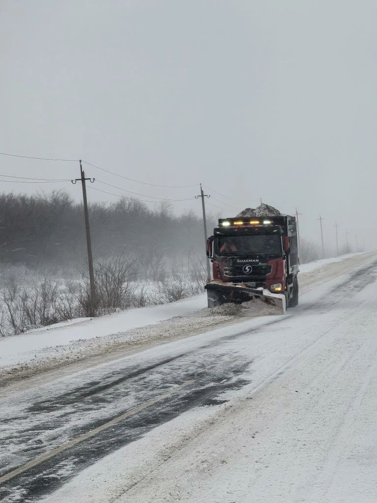 С начала зимнего сезона областные дорожники израсходовали свыше 80 тысяч тонн противогололедных материалов С начала зимнего сезона областные дорожники израсходовали свыше 80 тысяч тонн противогололедных материалов
